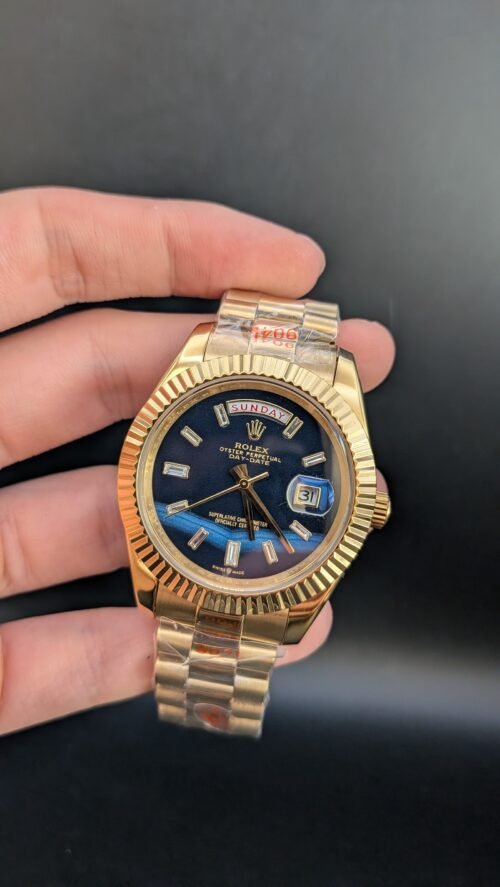 Rolex — esfera azul degradada con brillantes, día y fecha, caja y brazalete dorados
