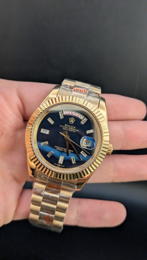 Rolex — esfera azul degradada con brillantes, día y fecha, caja y brazalete dorados