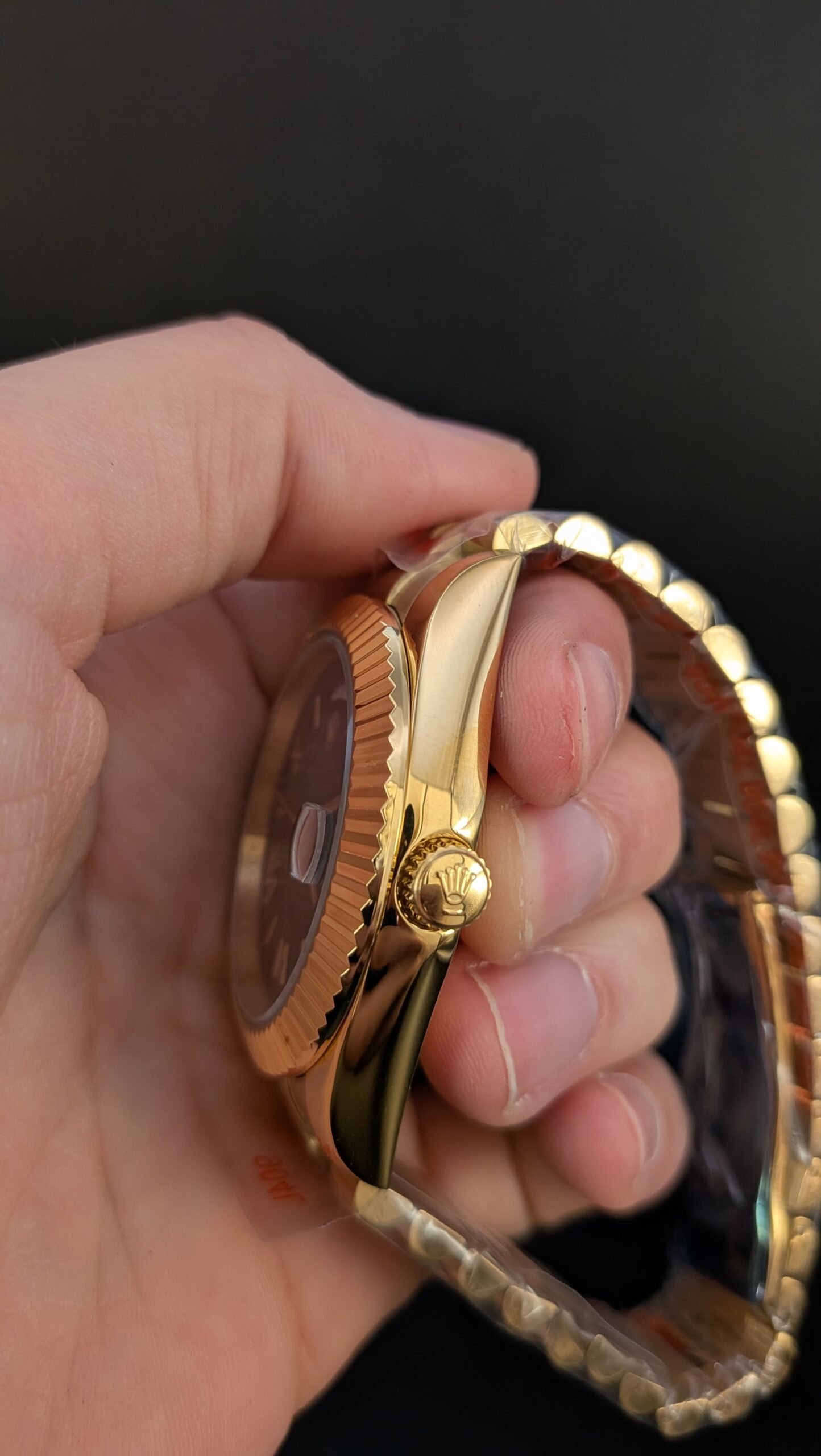 Rolex — esfera verde degradada con números romanos, día y fecha, caja y brazalete dorados