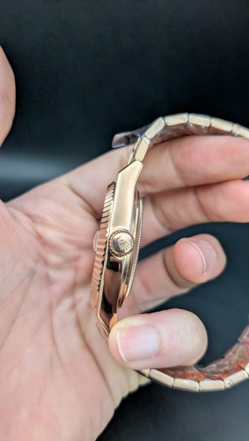 Rolex — esfera blanca con patrón de panal, caja y brazalete jubilee oro rosa