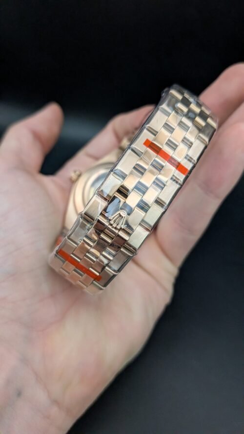 Rolex — esfera blanca con patrón de panal, caja y brazalete jubilee oro rosa