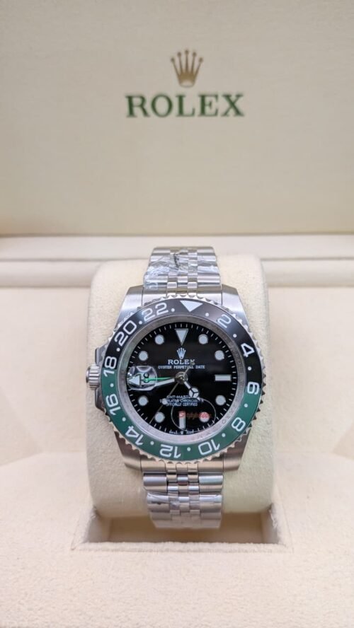 Rolex — esfera negra con doble huso horario, bisel verde y negro y brazalete jubilee de acero