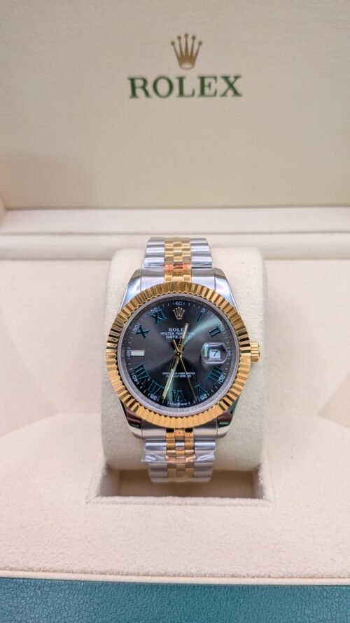 Rolex — esfera gris con números romanos verdes, bisel dorado estriado y brazalete jubilee bicolor