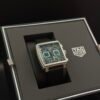 TAG Heuer — cronógrafo cuadrado con esfera verde y correa de caucho negra