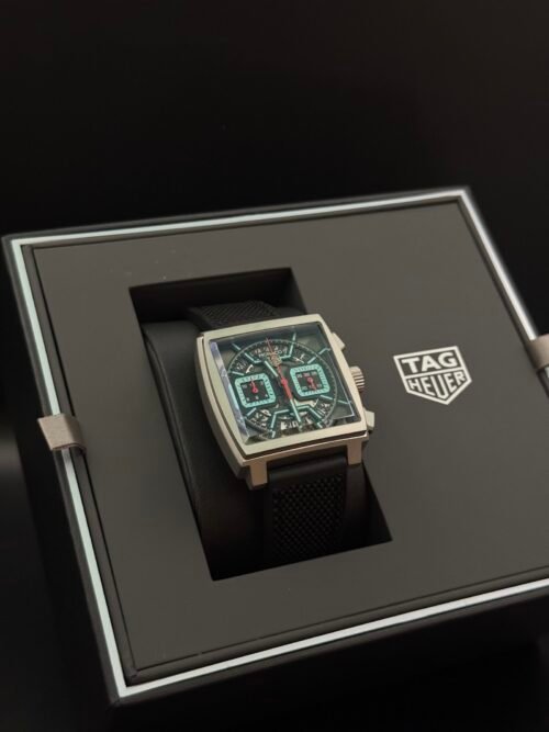TAG Heuer — cronógrafo cuadrado con esfera verde y correa de caucho negra