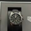 TAG Heuer — cronógrafo con esfera negra, bisel negro y correa de caucho negra