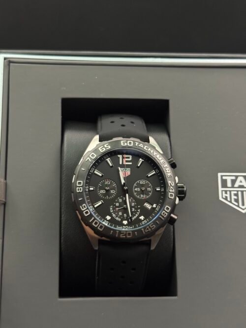 TAG Heuer — cronógrafo con esfera negra, bisel negro y correa de caucho negra