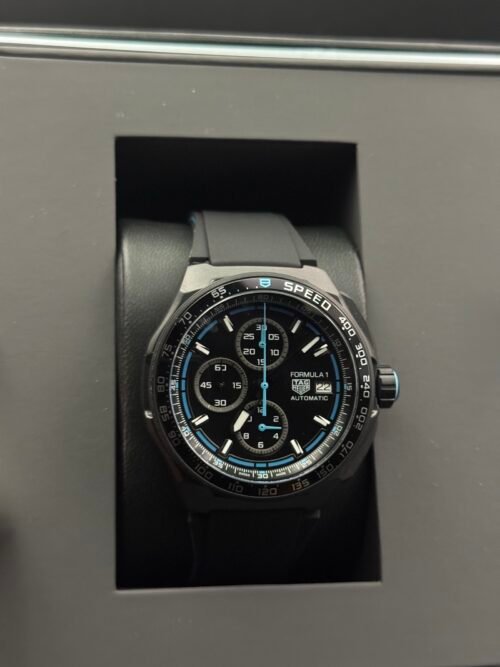 TAG Heuer — cronógrafo con esfera negra y detalles azules, correa de caucho negra
