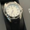 TAG Heuer — esfera blanca texturizada, bisel negro y correa de caucho negra