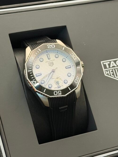 TAG Heuer — esfera blanca texturizada, bisel negro y correa de caucho negra