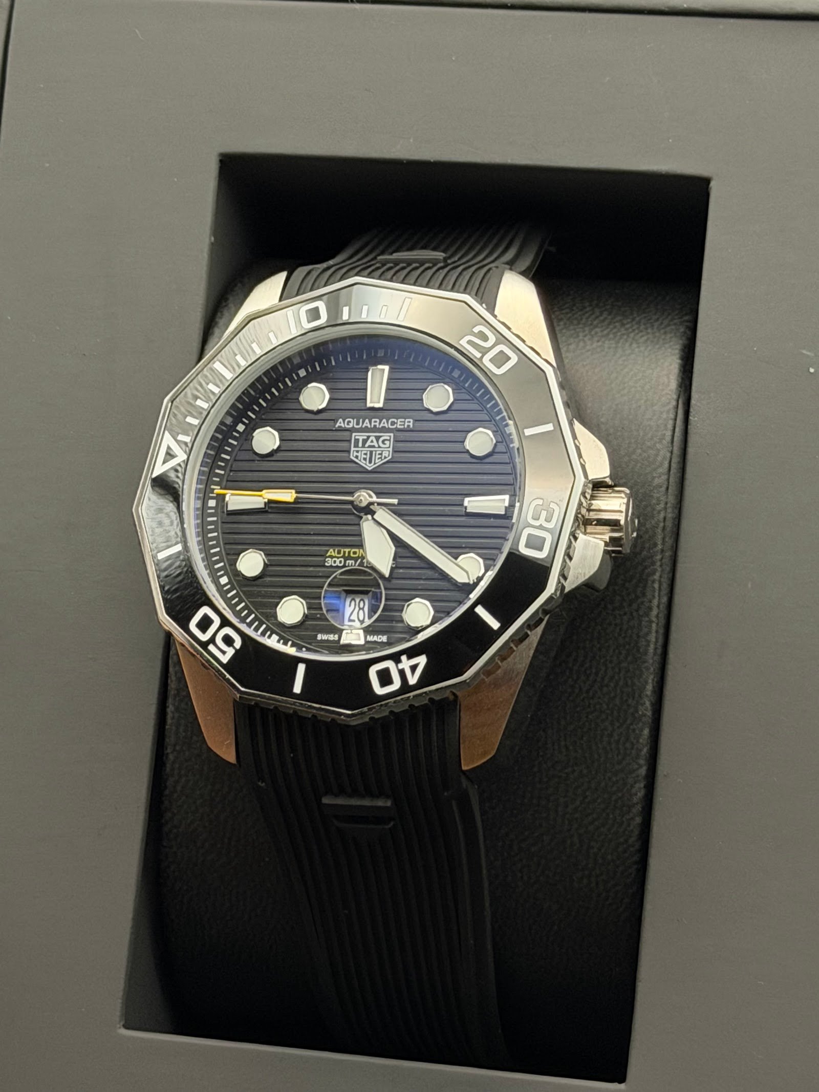 TAG Heuer — esfera azul degradada, bisel negro y correa de caucho negra