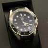 TAG Heuer — esfera azul degradada, bisel negro y correa de caucho negra