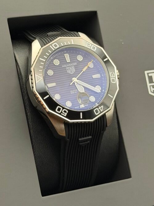 TAG Heuer — esfera azul degradada, bisel negro y correa de caucho negra