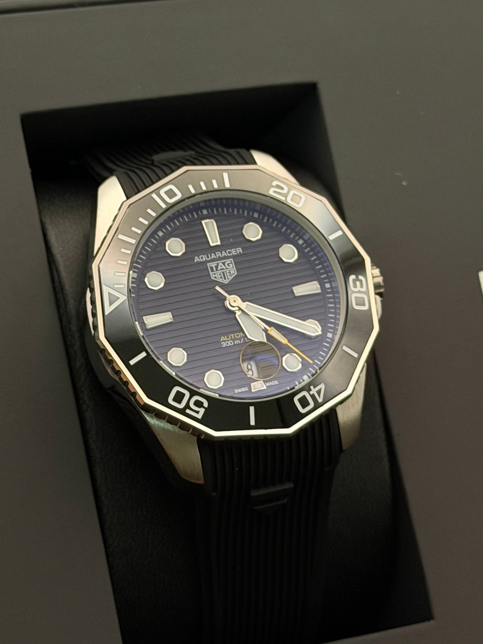TAG Heuer — esfera azul degradada, bisel negro y correa de caucho negra