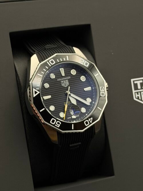 TAG Heuer — esfera negra texturizada, bisel negro y correa de caucho negra