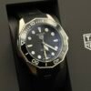 TAG Heuer — esfera negra texturizada, bisel negro y correa de caucho negra