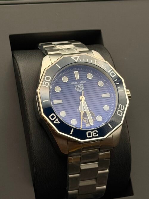 TAG Heuer — esfera azul texturizada, bisel azul y brazalete de acero