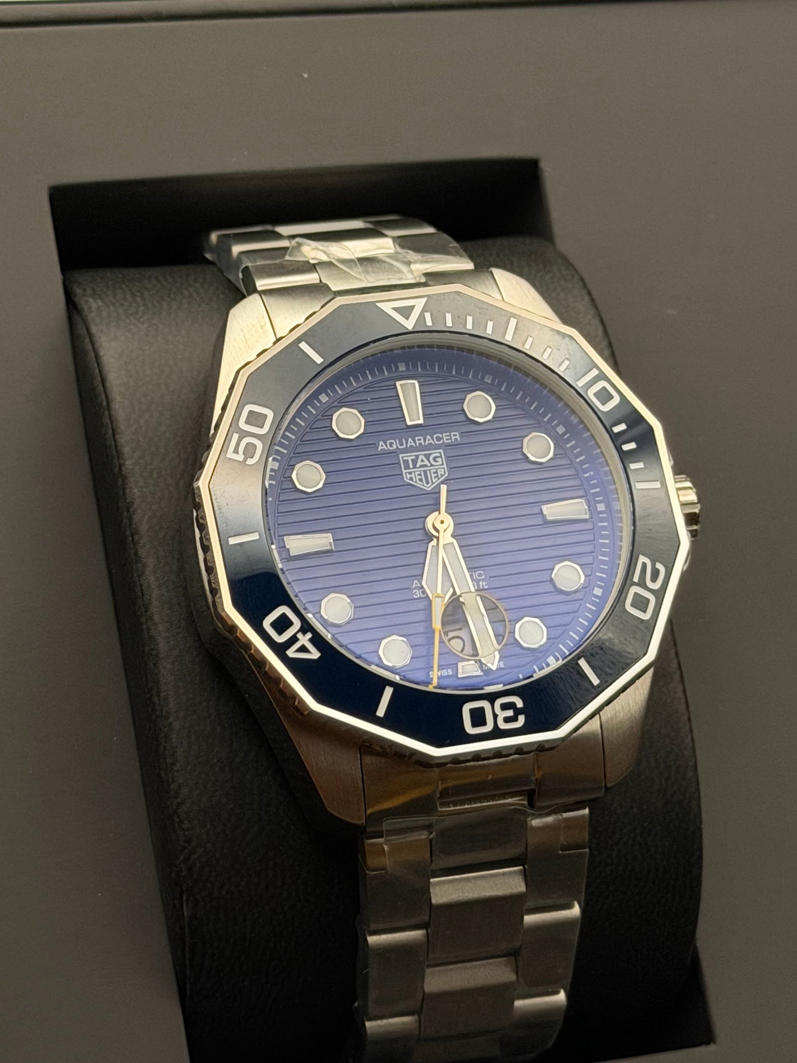 TAG Heuer — esfera azul texturizada, bisel azul y brazalete de acero