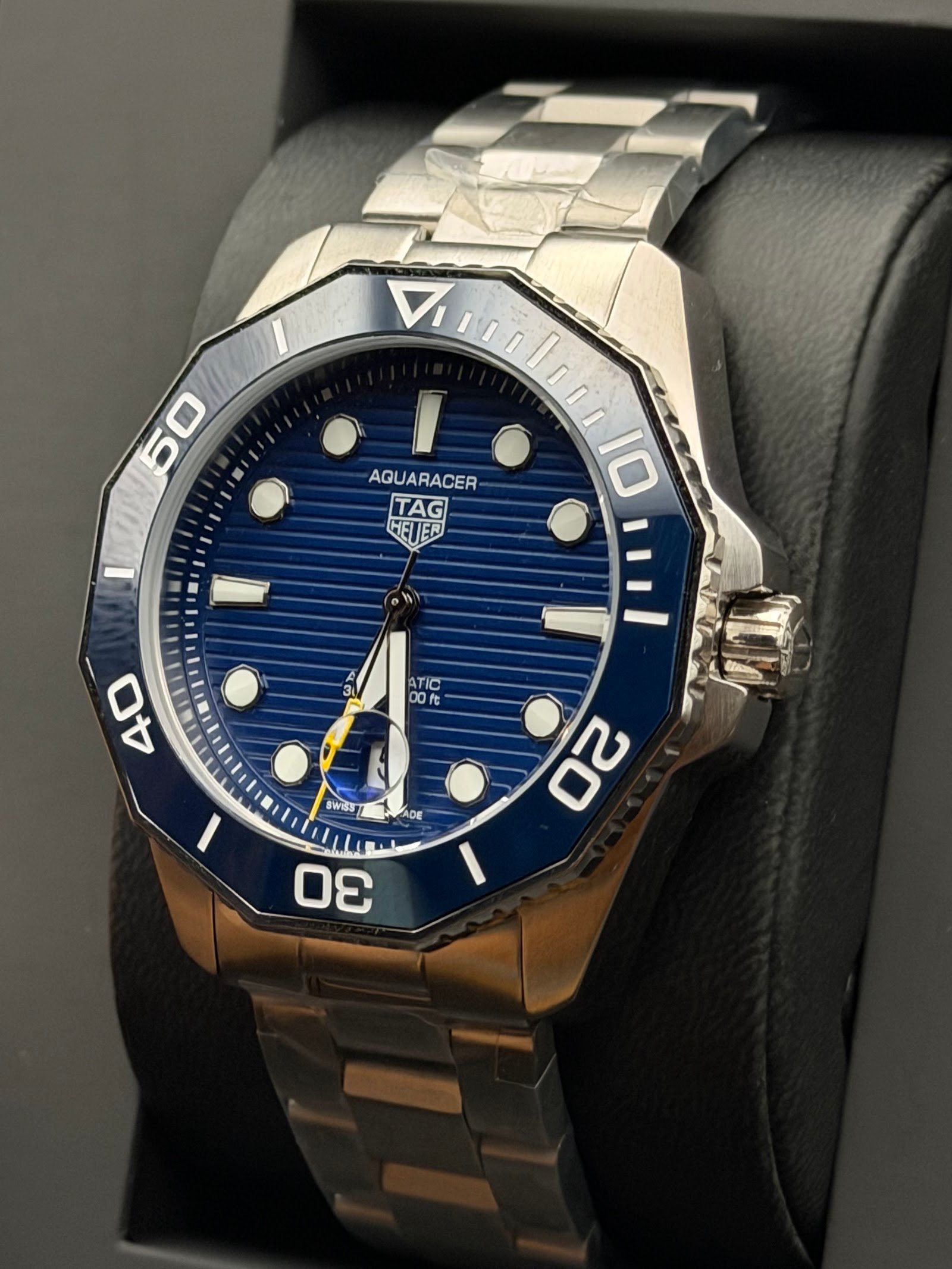 TAG Heuer — esfera azul texturizada, bisel azul y brazalete de acero