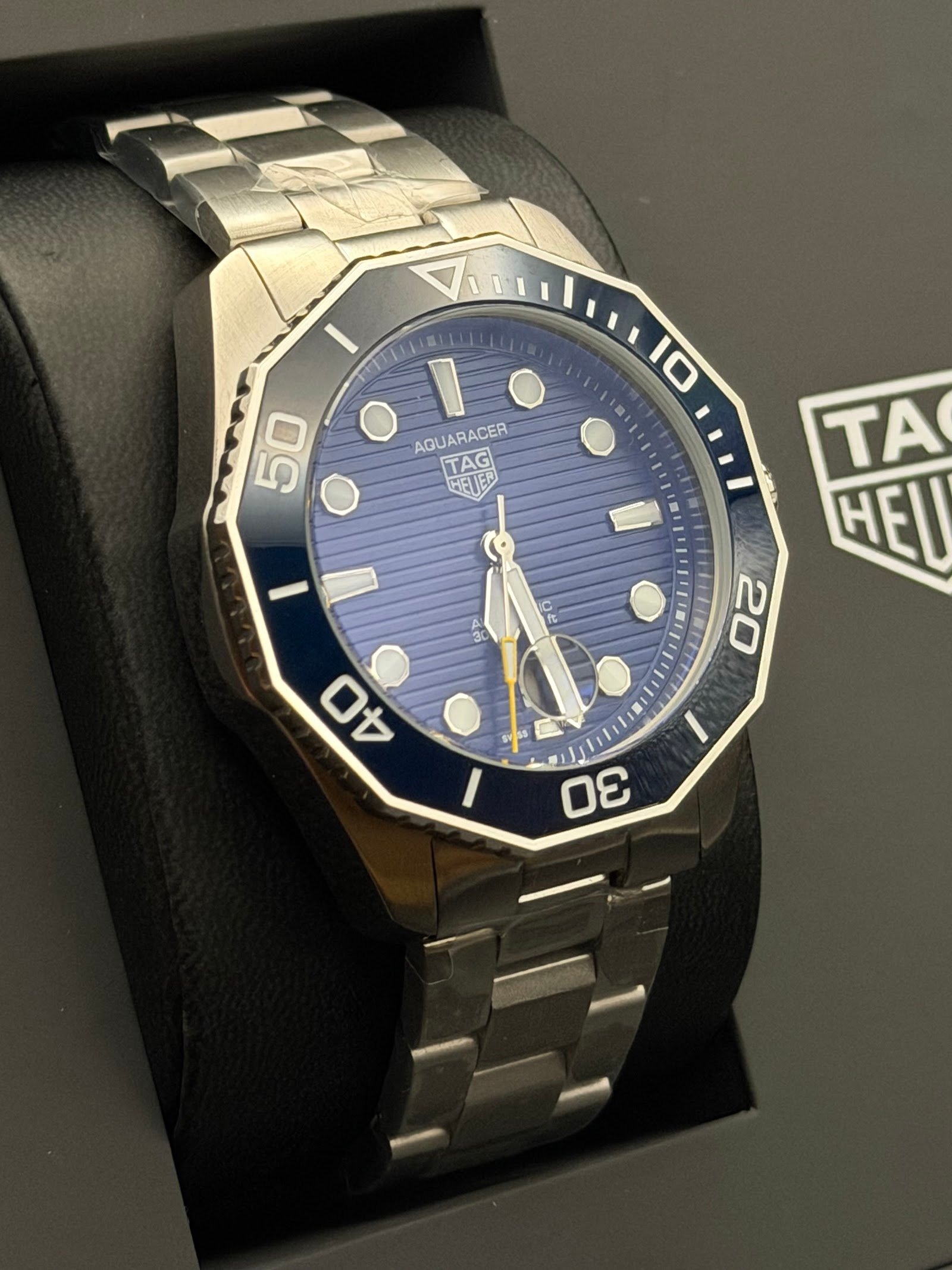 TAG Heuer — esfera azul texturizada, bisel azul y brazalete de acero