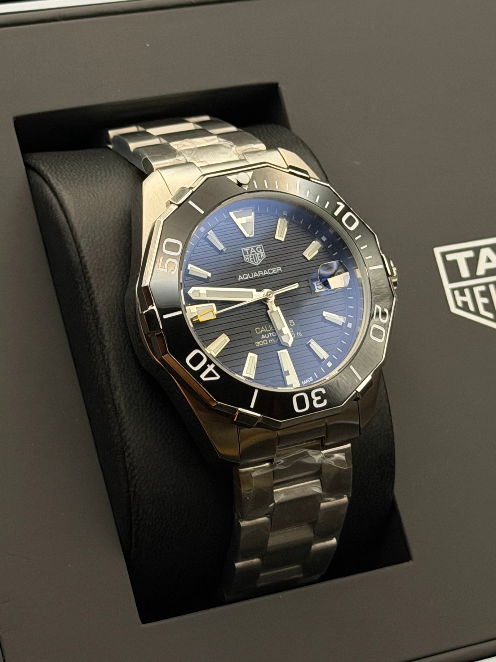 TAG Heuer — esfera azul texturizada, bisel azul y brazalete de acero