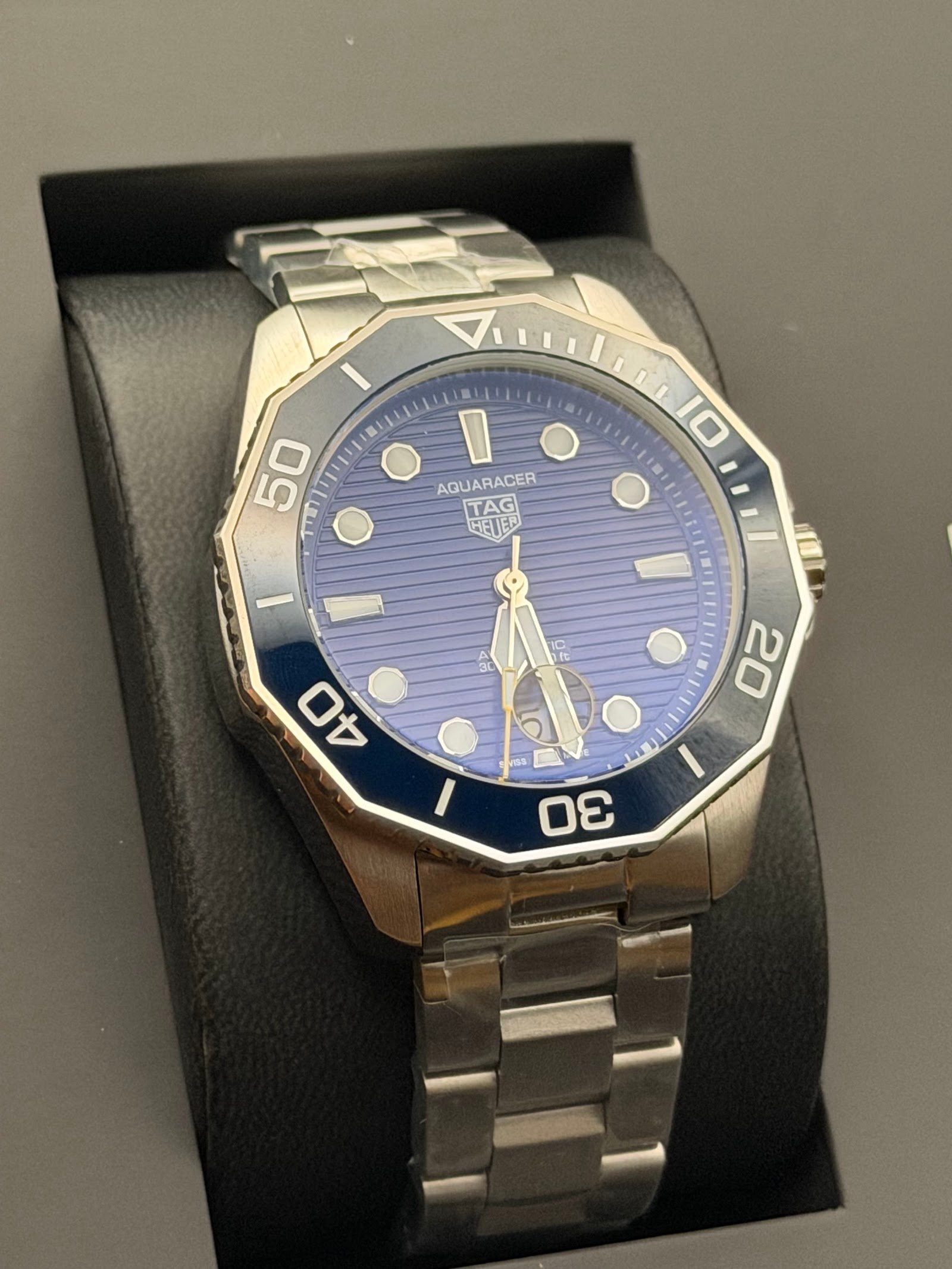 TAG Heuer — esfera azul texturizada, bisel azul y brazalete de acero