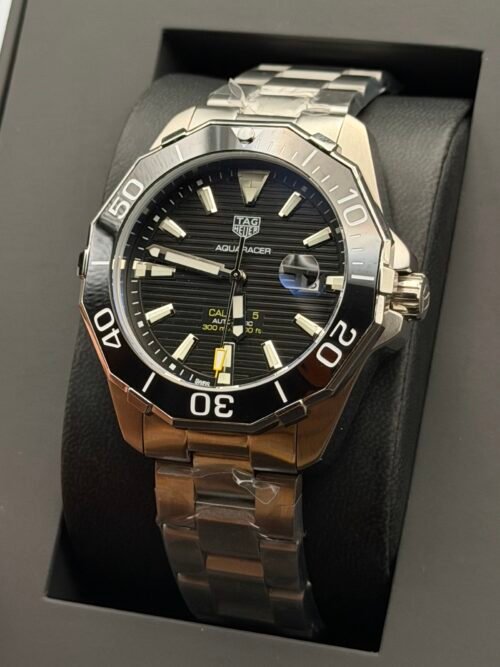 TAG Heuer — esfera negra texturizada, bisel negro y brazalete de acero