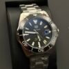 TAG Heuer — esfera negra texturizada, bisel negro y brazalete de acero