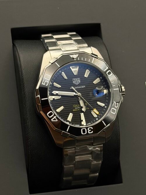 TAG Heuer — esfera negra texturizada, bisel negro y brazalete de acero