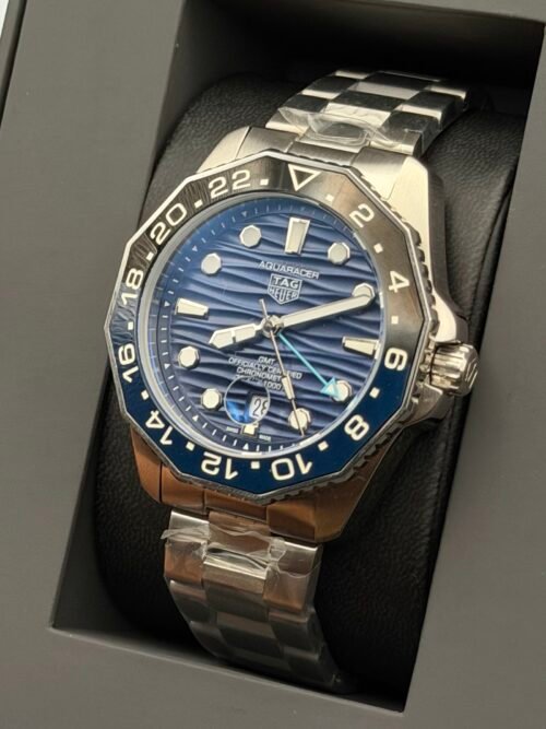 TAG Heuer — esfera azul ondulada con doble huso horario, bisel azul y brazalete de acero