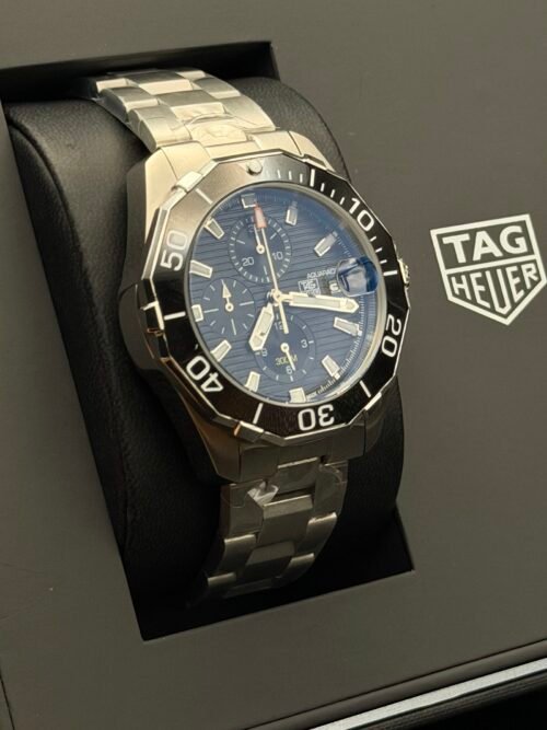 TAG Heuer — cronógrafo con esfera azul, bisel negro y brazalete de acero