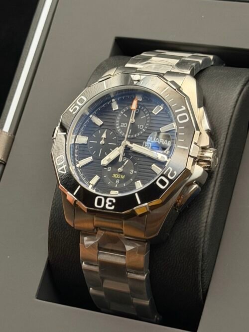 TAG Heuer — cronógrafo con esfera azul, bisel negro y brazalete de acero