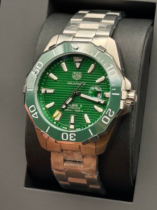 TAG Heuer — esfera verde texturizada con detalle amarillo, bisel verde y brazalete de acero