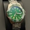 TAG Heuer — esfera verde texturizada con detalle amarillo, bisel verde y brazalete de acero