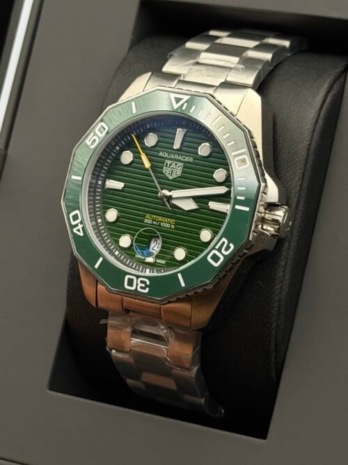 TAG Heuer — esfera verde texturizada, bisel verde y brazalete de acero