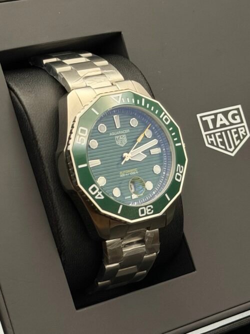 TAG Heuer — esfera verde texturizada, bisel verde y brazalete de acero