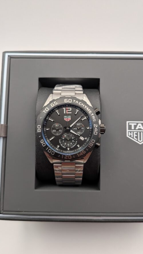 TAG Heuer — cronógrafo con esfera negra, bisel negro y brazalete de acero