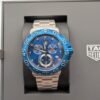 TAG Heuer — cronógrafo con esfera azul, bisel azul y brazalete de acero