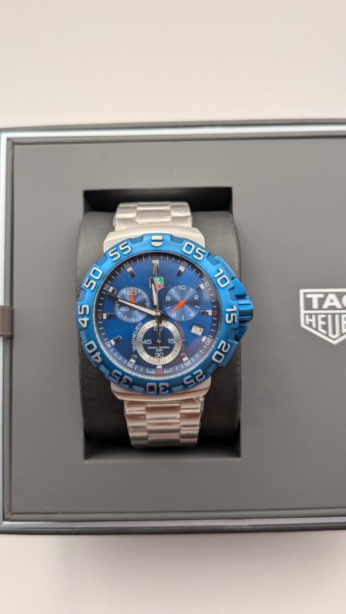 TAG Heuer — cronógrafo con esfera azul, bisel azul y brazalete de acero