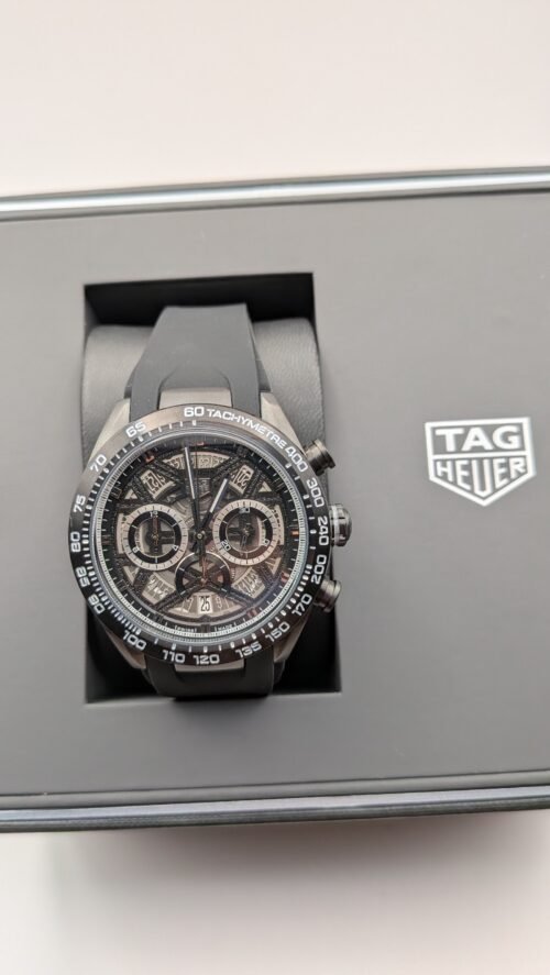 TAG Heuer — cronógrafo esqueleto, caja gris y correa de caucho negra