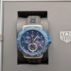 TAG Heuer — cronógrafo con esfera azul, bisel azul y correa de caucho negra
