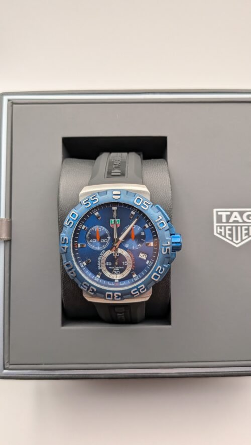 TAG Heuer — cronógrafo con esfera azul, bisel azul y correa de caucho negra