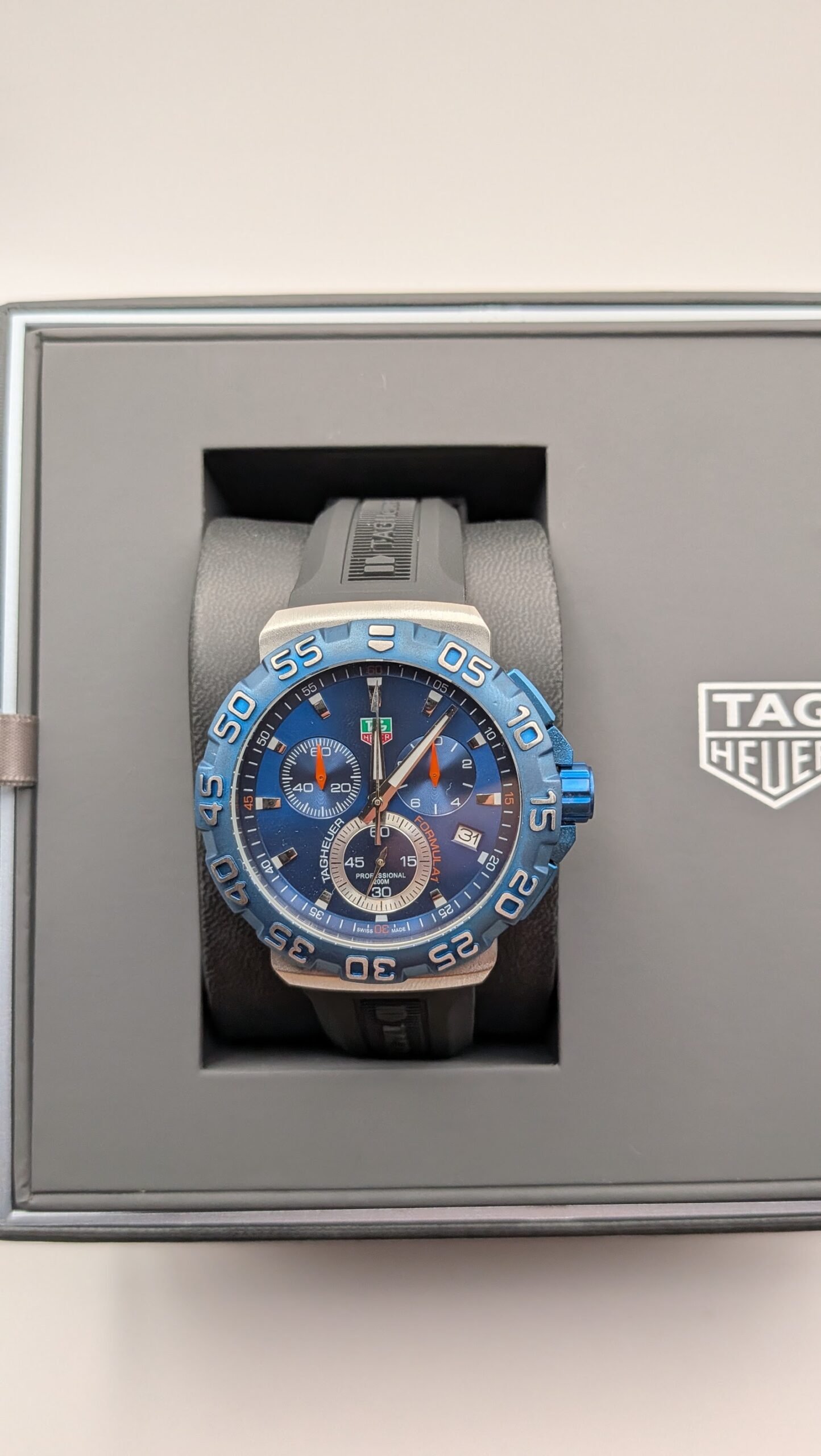 TAG Heuer — cronógrafo con esfera azul, bisel azul y correa de caucho negra