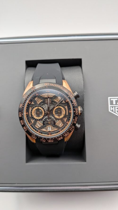 TAG Heuer — cronógrafo esqueleto, caja oro rosa y correa de caucho negra