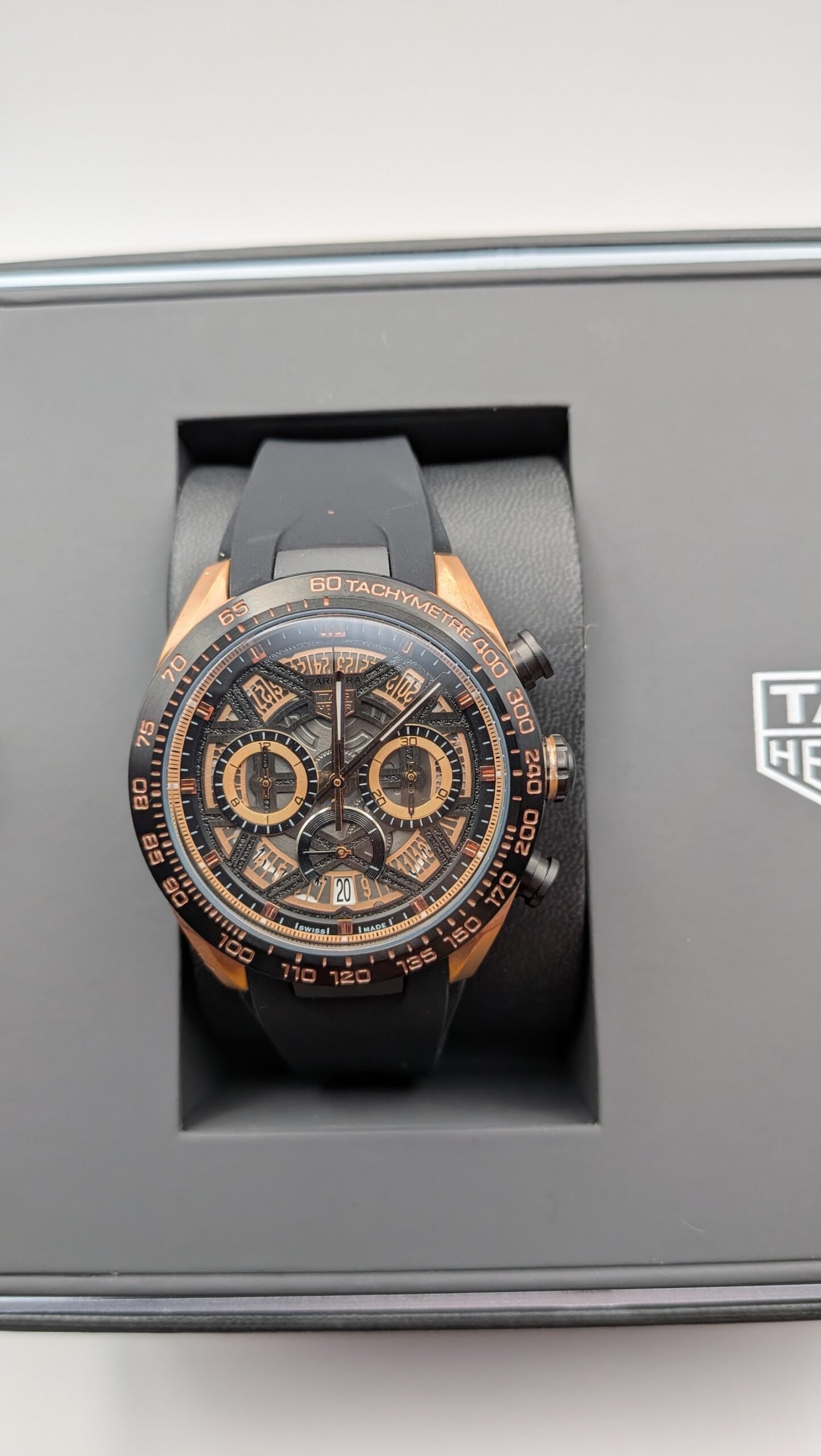 TAG Heuer — cronógrafo esqueleto, caja oro rosa y correa de caucho negra