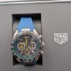 TAG Heuer — cronógrafo esqueleto con detalles amarillos, correa de caucho azul