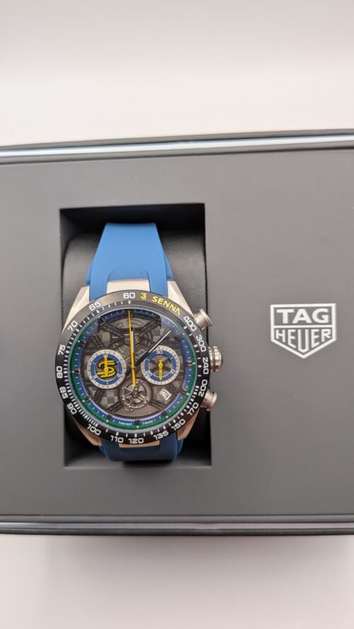 TAG Heuer — cronógrafo esqueleto con detalles amarillos, correa de caucho azul