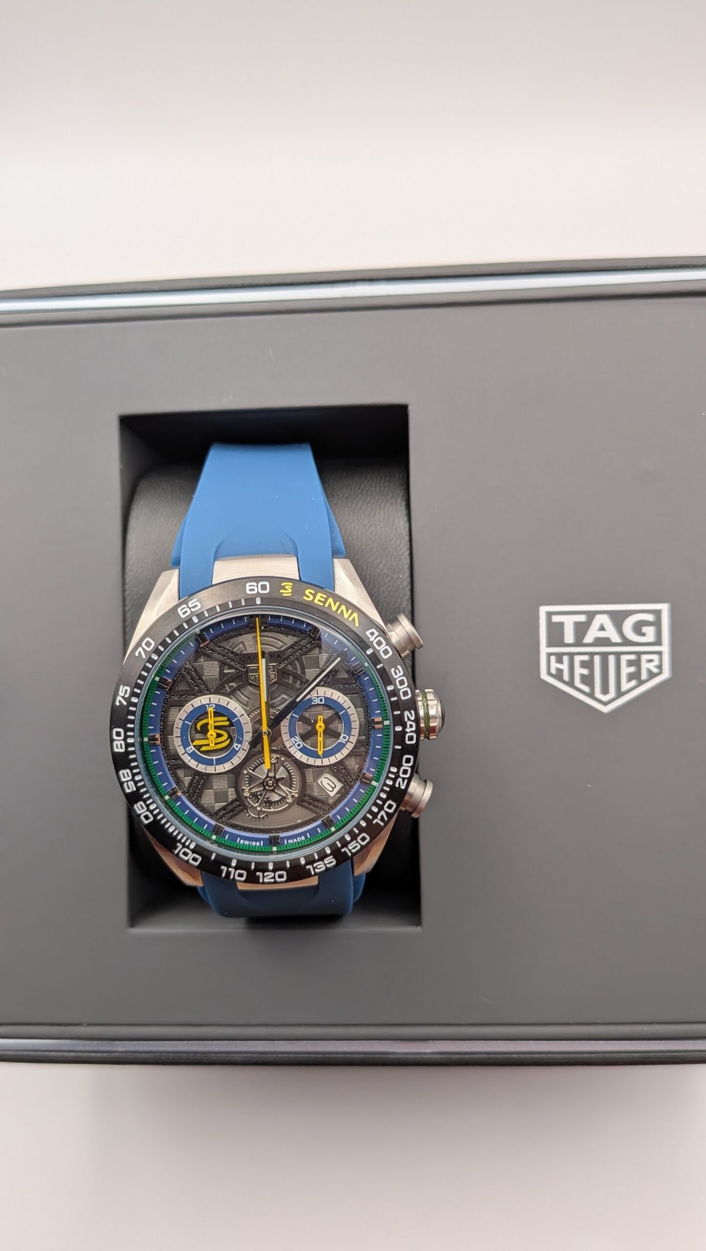TAG Heuer — cronógrafo esqueleto con detalles amarillos, correa de caucho azul