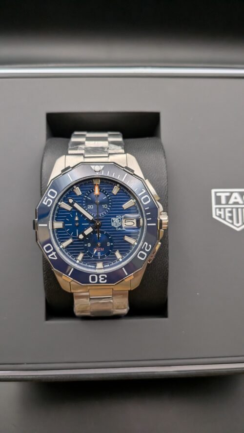 TAG Heuer — cronógrafo con esfera azul texturizada, bisel azul y brazalete de acero
