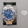 TAG Heuer — cronógrafo con esfera azul texturizada, bisel azul y brazalete de acero